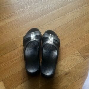 Crocs Dual Comfort Sandals Women's Sz 7 Black With Silver Stripe